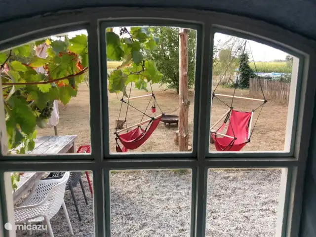 Terras met hangstoelen